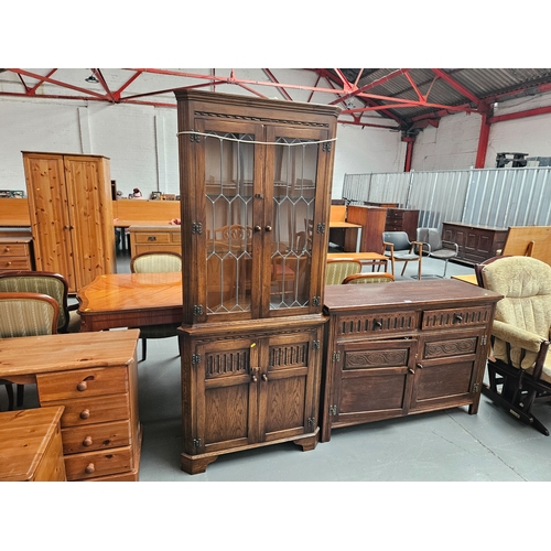 458 - An oak sideboard together with a corner cabinet

Sideboard measures: Depth 44cm, Width 122cm, Height... 