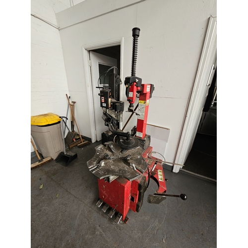 495 - A Pro-Align advanced tyre changing machine