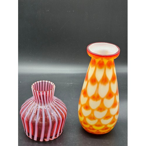 506 - A collection of glass to include Elme Peacock vase, Fratelli Toso pink vase with opaline ribs, Antho... 