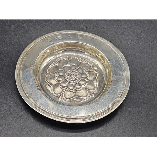 527 - A hallmarked silver pin tray - Tudor Rose decorated - hallmarks for London - 1984 - diameter 12cm. W... 