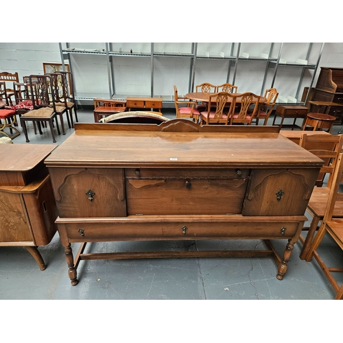 399 - A Reitzels hardwood sideboard

Measurements: Depth 56cm, Height 100cm, Width 150cm