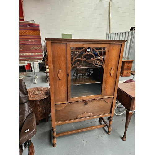 404 - An oak china cabinet

Measurements: Height 151cm, Width 97cm, Depth 37cm