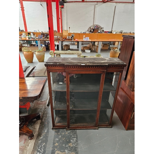 424 - A mahogany inlaid display cabinet 

Measures: Depth 30cm, Width 33cm, Height 105cm