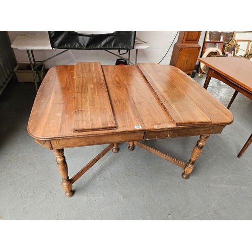 450 - An oak extending dining table with 2 leaves (needs attention)