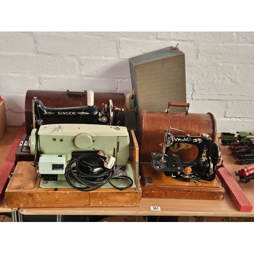 501 - A Singer 24 chain stitch small sewing machine dated to the early 1900's in remarkable condition for ... 