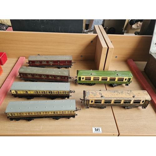 541 - Five early Hornby O gauge carriages - GWR, LMS, etc - in fair condition