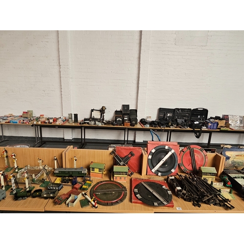 552 - A large collection of mostly Hornby early O gauge model railway items - signals, turntables, track, ... 