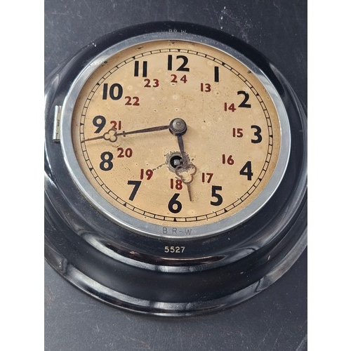 818 - A British Rail (BR-W) clock in perfect working order - key wind - case marked BR-W - glass missing (... 