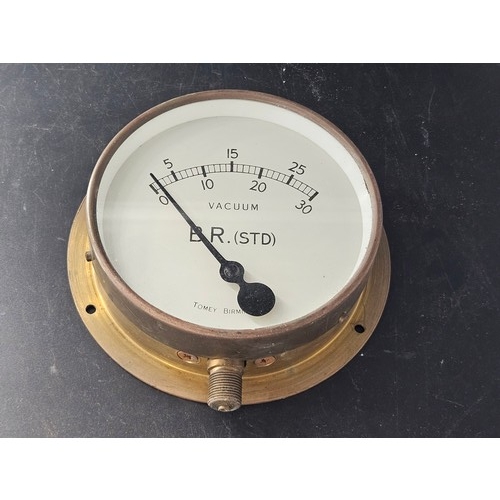 819 - A British Railways brass locomotive vacuum gauge - face marked 