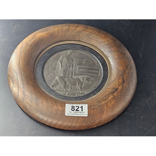 821 - A genuine WWI memorial plaque/death penny awarded to Peter Fanning in a wooden surround - Buckingham... 