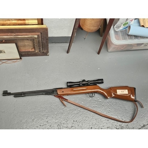 823 - An air rifle in good condition