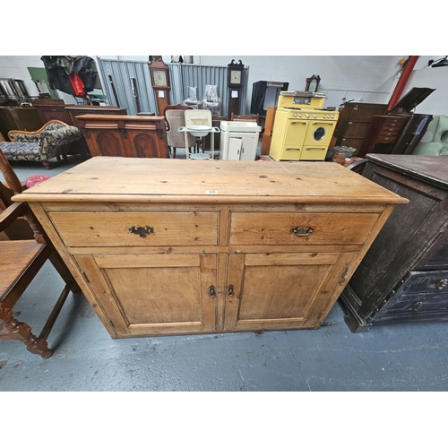 599 - A pine sideboard

Measurements: Height 92cm, Width 127cm, Depth 46cm