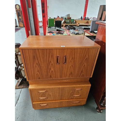 605 - Two teak G Plan cabinets

Measurements: Height 54cm, Width 82cm, Depth 46cm