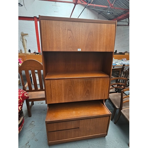 611 - A teak cocktail/wall unit

Measurements: Height 182cm, Width 95cm, Depth 45cm