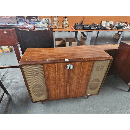 614 - A Murphy radiogram

Measurements: Height 82cm, Width 100cm, Depth 38cm