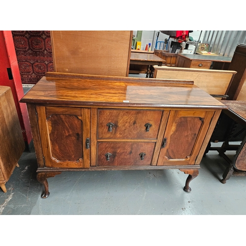 630 - A mahogany sideboard

Measurements: Height 94cm, Width 136cm, Depth 50cm