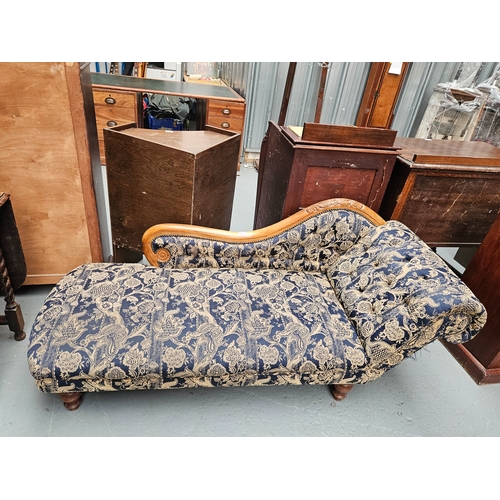 632 - An upholstered chaise longue 

Measurements: Height 68cm, Width 165cm, Depth 65cm