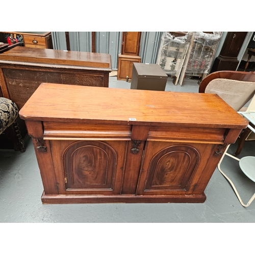 633 - A Victorian mahogany chiffonier 

Measurements: Height 85cm, Width 134cm, Depth 45cm