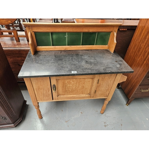 649 - A marble top oak washstand

Measurements: Height 102cm, Width 92cm, Depth 44cm