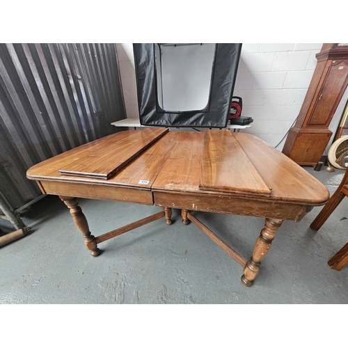 655 - An oak extending dining table with 2 leaves (needs attention)