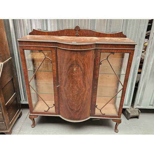 667 - A mahogany china cabinet

Measurements: Height 130cm, Width 120cm, Depth 45cm