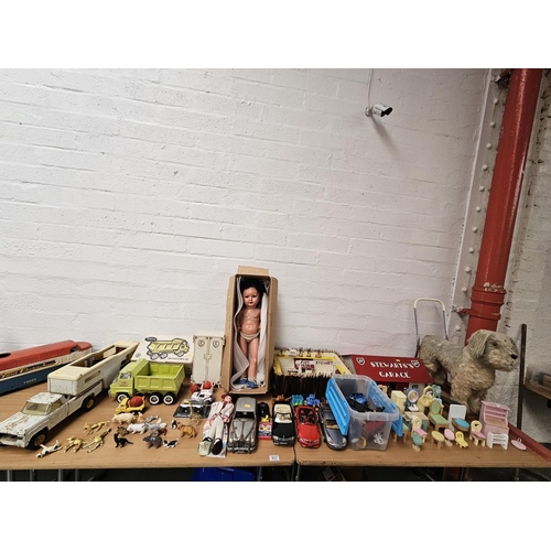 517 - Vintage toys to include Tonka, playworn diecast, vintage dolls and scratch built stable and garage, ... 