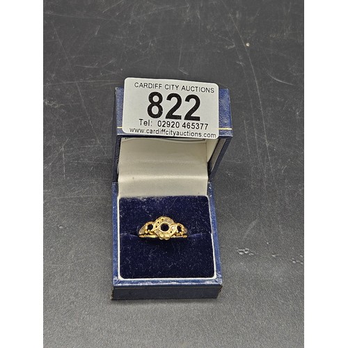 822 - An 18k gold scrap ring - weight 2.9 grams