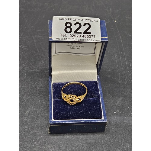 822 - An 18k gold scrap ring - weight 2.9 grams