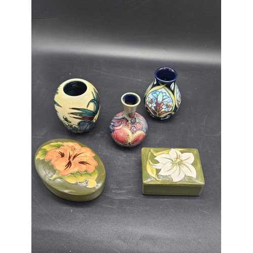 833 - Two Moorcroft lidded trinket boxes and three small vases - average vase height is 4 inches - 3 Moorc... 