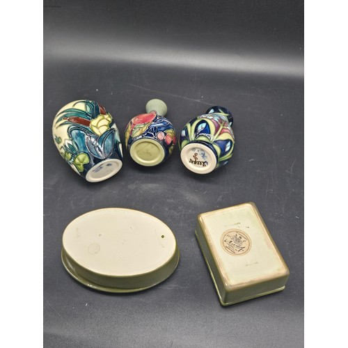 833 - Two Moorcroft lidded trinket boxes and three small vases - average vase height is 4 inches - 3 Moorc... 