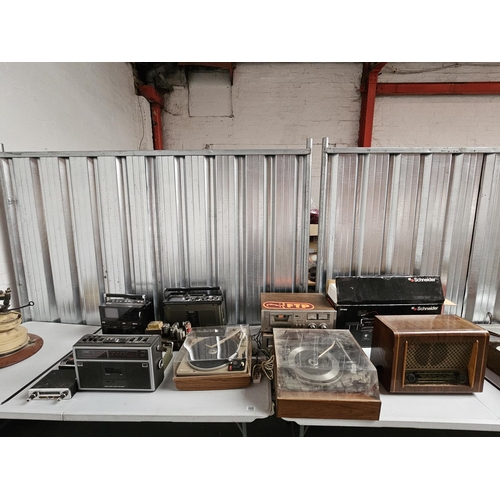 600 - A quantity of vintage radio and stereo equipment to include boom boxes - Phillips, Schneider, Garrar... 