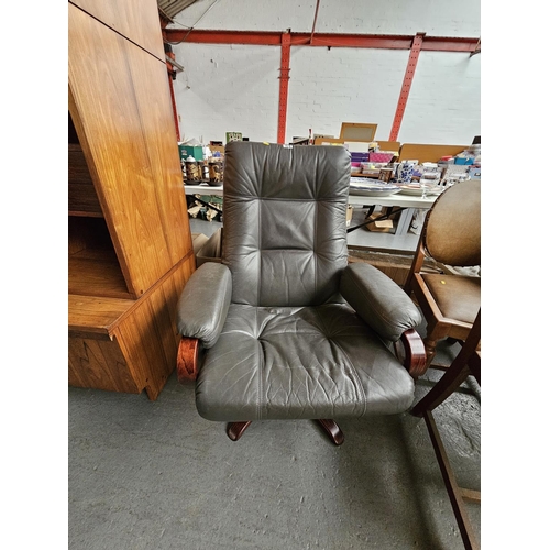 624 - A leatherette swivel armchair