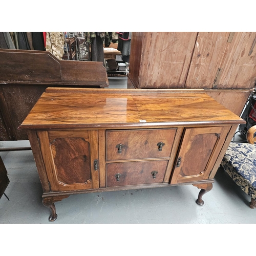 641 - A mahogany sideboard

Measurements: Height 94cm, Width 136cm, Depth 50cm