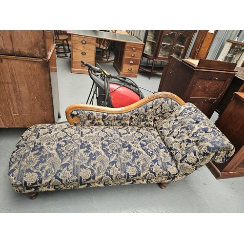 642 - An upholstered chaise longue 

Measurements: Height 68cm, Width 165cm, Depth 65cm