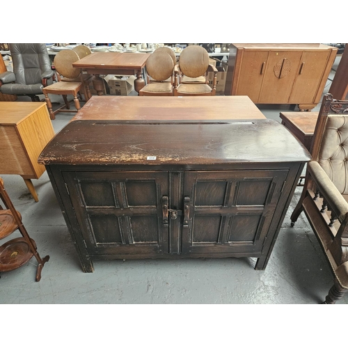 654 - An elm Ercol style sideboard

Measurements: Height 85cm, Width 124cm, Depth 46cm