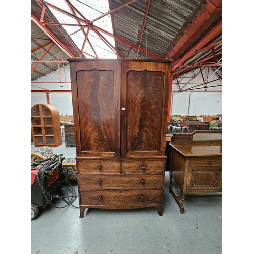 658 - A mahogany cupboard on chest

Measurements: Height 180cm, Width 120cm, Depth 52cm