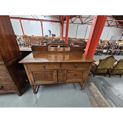 659 - An oak mirrored back sideboard

Measurements: Height 118cm, Width 138cm, Depth 52cm