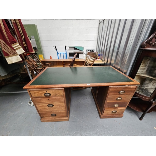 662 - A teak twin pedestal desk with leatherette insert

Dimensions: Height 76cm, Width 160cm, Depth 84cm