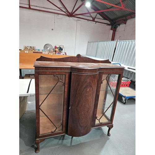 415 - A mahogany china cabinet

Measurements: Height 130cm, Width 120cm, Depth 45cm