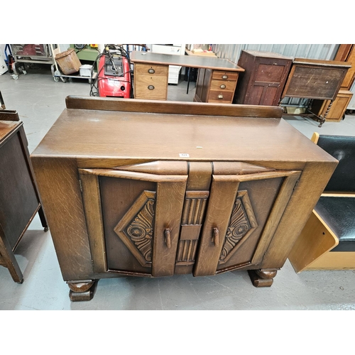 424 - An oak sideboard

Measurements: Height 96cm, Width 122cm, Depth 56cm