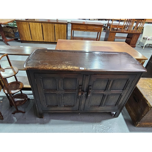 437 - An elm Ercol style sideboard

Measurements: Height 85cm, Width 124cm, Depth 46cm