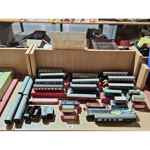 321 - Mostly boxed Hornby Dublo model railway carriages