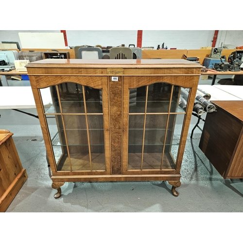 406 - A walnut china cabinet on Queen Anne legs

Measurements: Height 102cm, Width 106cm, Depth 32cm