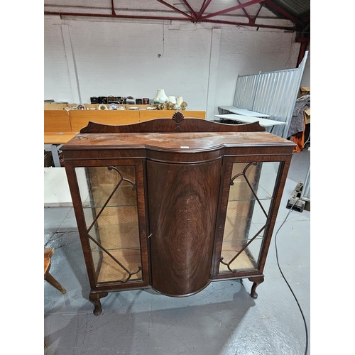 415 - A mahogany china cabinet

Measurements: Height 130cm, Width 120cm, Depth 45cm