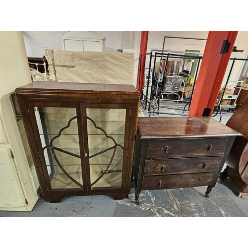 422 - A mahogany china cabinet together with an oak chest of drawers

Chest of Drawers Measurements: Heigh... 