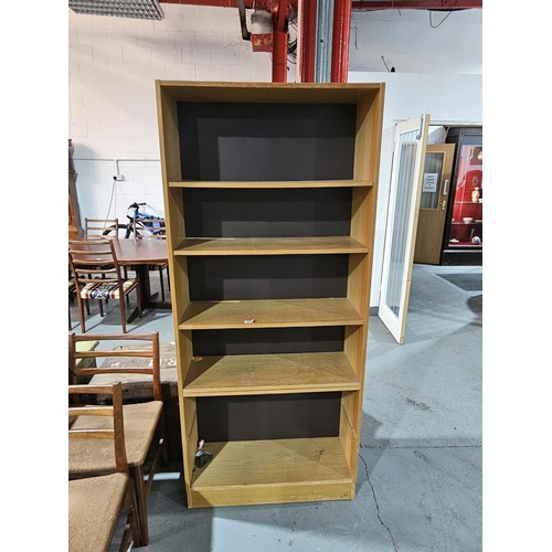 433 - A Domino Mobler bookcase

Measurements: Height 183cm, Width 80cm, Depth 29cm