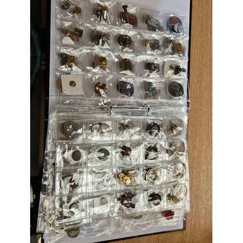 524 - Quantity of badges, coins, medallions and cigarette cards