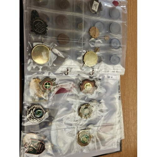 524 - Quantity of badges, coins, medallions and cigarette cards