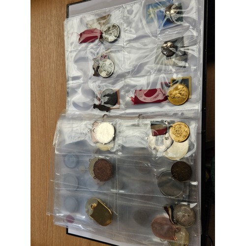 524 - Quantity of badges, coins, medallions and cigarette cards