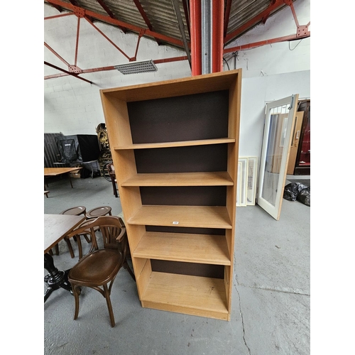 438 - A Domino Mobler bookcase

Measurements: Height 183cm, Width 80cm, Depth 29cm